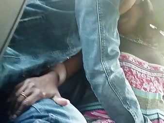 Indian milf finger-tickled in effrontery first-ever backseat