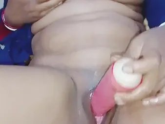 Desi Indian wifey fingers her soaking wet pussy respecting the max